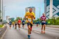 Corredores no Eixo Rodoviário Sul em Brasília na Corrida Abrace 40 anos, evento que zerou abandono de tratamento infantil