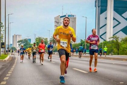 Corredores no Eixo Rodoviário Sul em Brasília na Corrida Abrace 40 anos, evento que zerou abandono de tratamento infantil