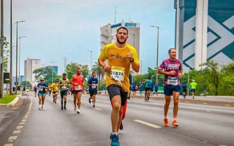 Corredores no Eixo Rodoviário Sul em Brasília na Corrida Abrace 40 anos, evento que zerou abandono de tratamento infantil