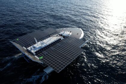 Crianças pilotando barcos solares na lagoa durante Desafio Solar Brasil 2026 em Macaé