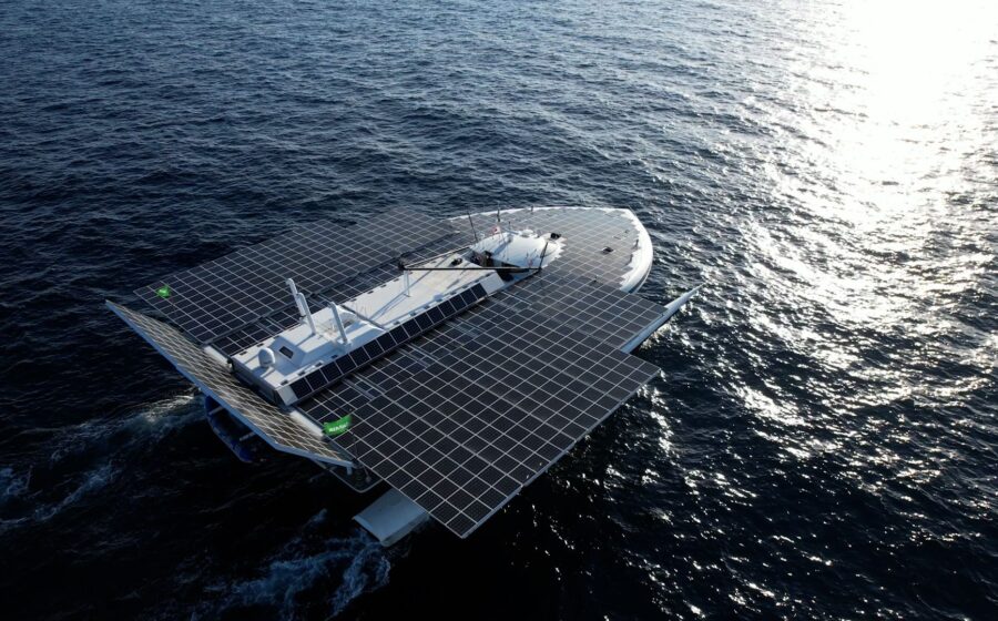 Crianças pilotando barcos solares na lagoa durante Desafio Solar Brasil 2026 em Macaé