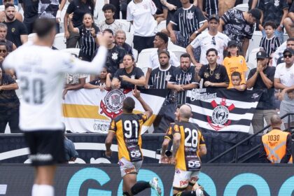 Camisa do Corinthians com espaço de patrocínio vazio à venda por partida em meio a crise financeira tripla