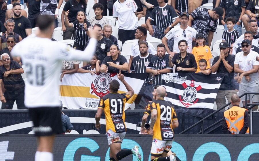Camisa do Corinthians com espaço de patrocínio vazio à venda por partida em meio a crise financeira tripla