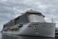 Navio de cruzeiro atracado no porto de Santos com passageiros embarcando para temporada 2026/27