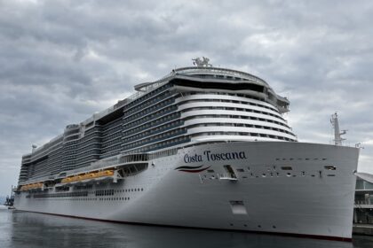 Navio de cruzeiro atracado no porto de Santos com passageiros embarcando para temporada 2026/27