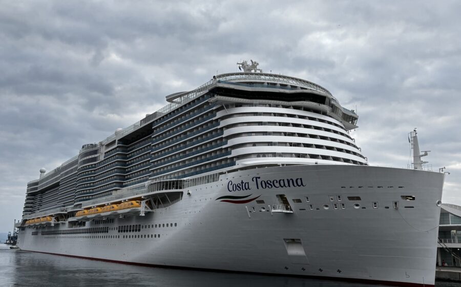 Navio de cruzeiro atracado no porto de Santos com passageiros embarcando para temporada 2026/27
