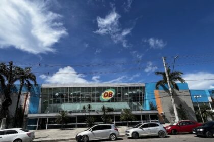 Fachada moderna da nova unidade Atacado e Varejo do Grupo DB na Zona Norte de Manaus