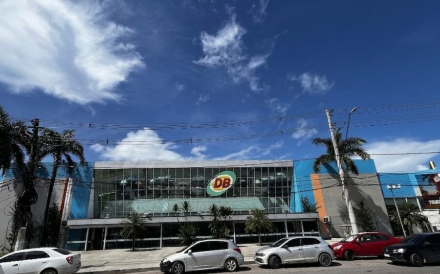 Fachada moderna da nova unidade Atacado e Varejo do Grupo DB na Zona Norte de Manaus