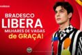 Pessoas diversas em sala de aula de curso gratuito de qualificação profissional no Distrito Federal com material didático