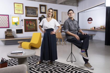 Roger Lynch em transição da Condé Nast para CEO da Mattel, segurando boneca Barbie e revista Vogue