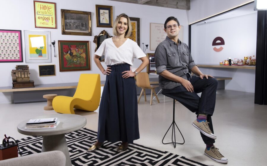 Roger Lynch em transição da Condé Nast para CEO da Mattel, segurando boneca Barbie e revista Vogue