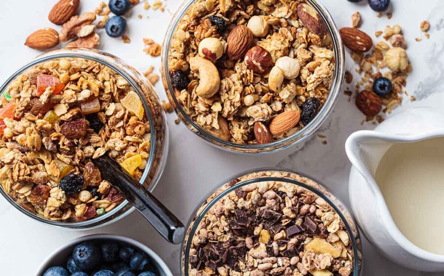Marcos Fenício, 59 anos, sorri em fábrica de granola em Vitória da Conquista com 300 toneladas/mês