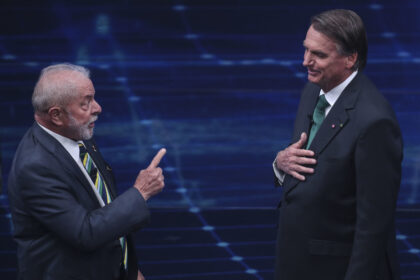 Lula e Flávio Bolsonaro em debate final na TV Globo mediado por César Tralli