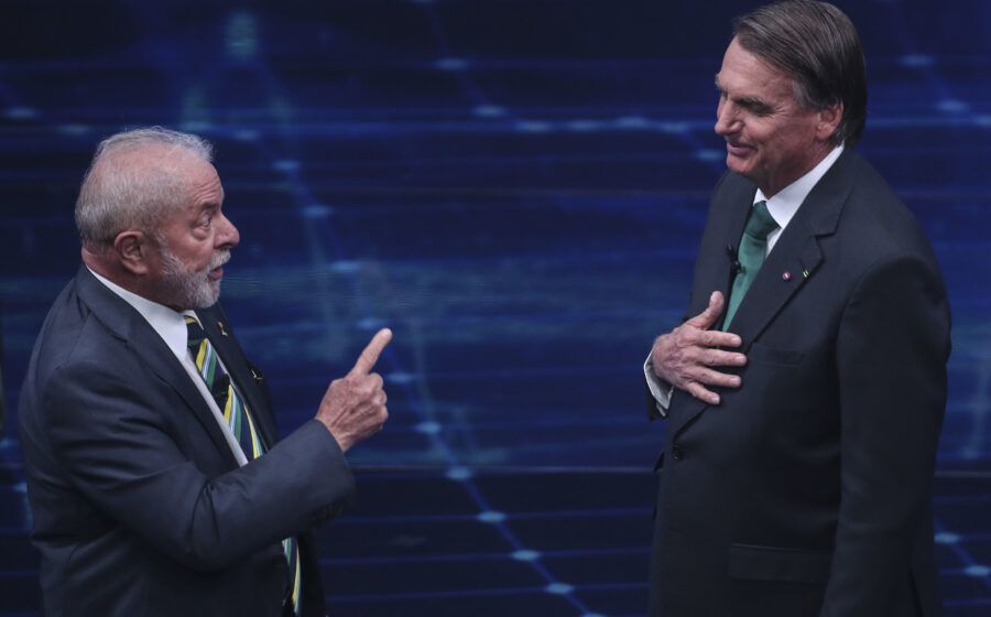 Lula e Flávio Bolsonaro em debate final na TV Globo mediado por César Tralli