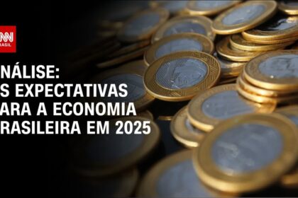 Candidatos em debate presidencial no púlpito, telão ao fundo com gráficos econômicos