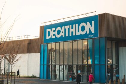 Decathlon anuncia meta de alcançar 1 bilhão de pessoas até 2030 no varejo esportivo