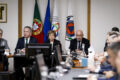 Sessão do Congresso dos EUA com legisladores debatendo projeto de lei sobre proteção ao trabalhador contra demissões por IA