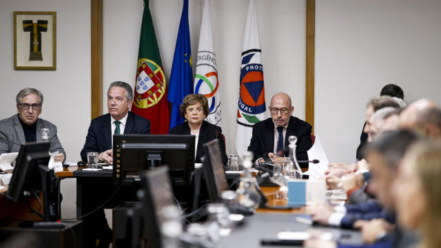 Sessão do Congresso dos EUA com legisladores debatendo projeto de lei sobre proteção ao trabalhador contra demissões por IA