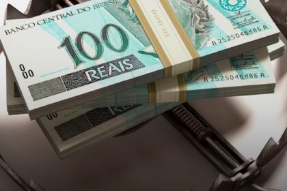 Empresário preocupado diante de documentos jurídicos com logotipo do MPT e ícones de redes sociais ao fundo