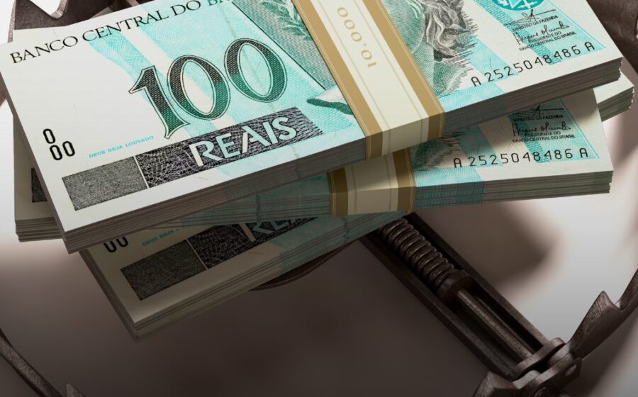Empresário preocupado diante de documentos jurídicos com logotipo do MPT e ícones de redes sociais ao fundo