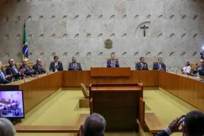 Edifícios do STF e Congresso Nacional em Brasília sob céu nublado, simbolizando tensão institucional