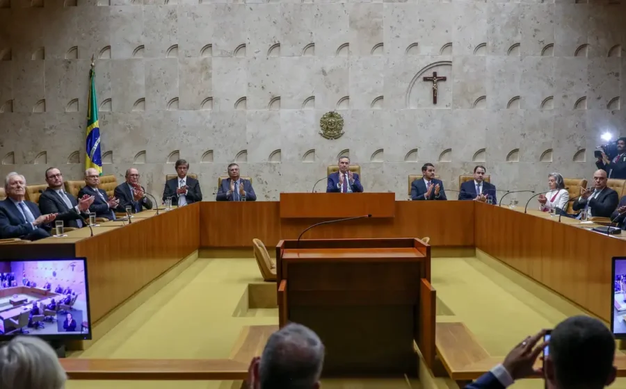 Edifícios do STF e Congresso Nacional em Brasília sob céu nublado, simbolizando tensão institucional