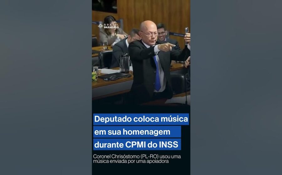 Nikolas Ferreira em ato no Recife com música de Rubel ao fundo, símbolo de copyright em destaque