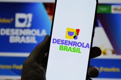 Ilustração do programa Desenrola 3.0 com símbolos de dívidas, dinheiro e leilão de R$ 90 bilhões