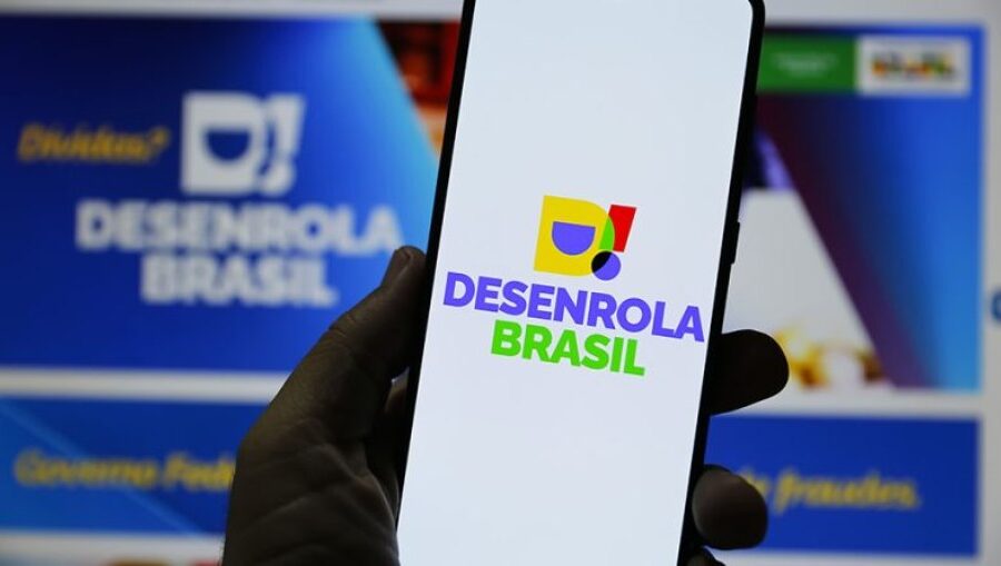 Ilustração do programa Desenrola 3.0 com símbolos de dívidas, dinheiro e leilão de R$ 90 bilhões
