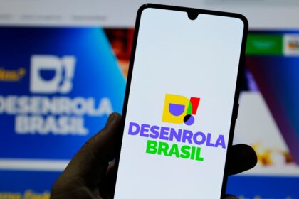 Gráfico mostra montanha de dívidas R$ 90 bi com selo Desenrola 3.0 e consumidor endividado