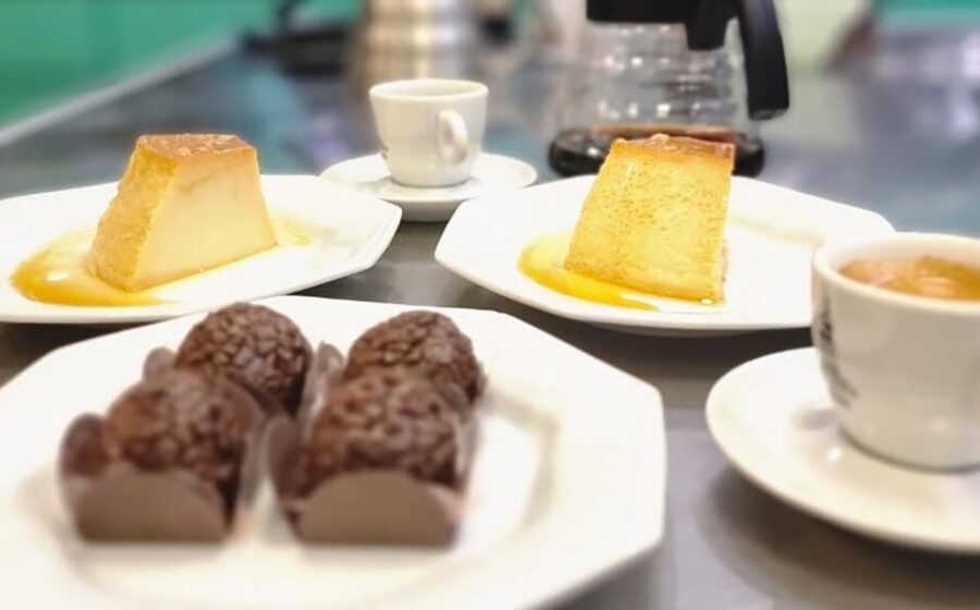 Variadas sobremesas com café em destaque: entremet, brioche e sorvete artesanal em mesa de confeitaria paulistana