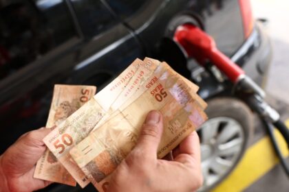 Bomba de combustível diesel com preço destacando subvenção governamental de R$ 2,12 por litro