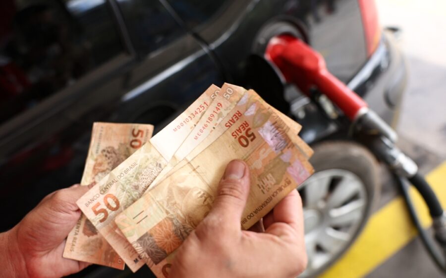 Bomba de combustível diesel com preço destacando subvenção governamental de R$ 2,12 por litro