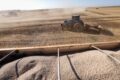 Bomba de diesel com preço alto em reais, caminhão agrícola ao fundo representando impacto no agro