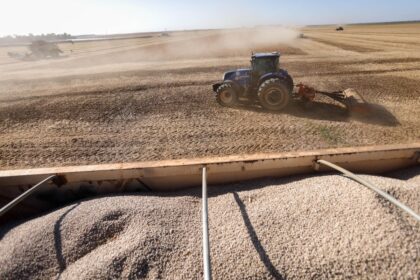 Bomba de diesel com preço alto em reais, caminhão agrícola ao fundo representando impacto no agro