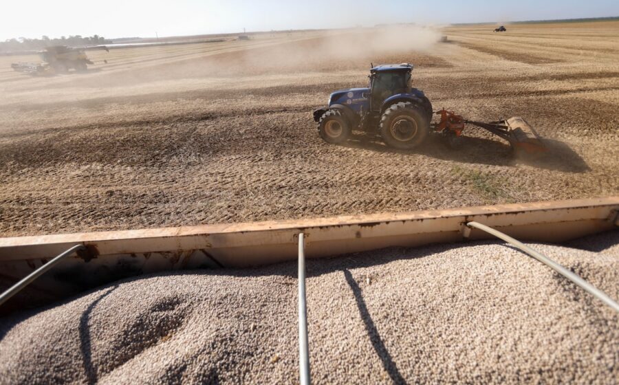 Bomba de diesel com preço alto em reais, caminhão agrícola ao fundo representando impacto no agro