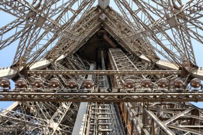 Torre Eiffel em Paris com destaque para gestão e greve histórica de setembro de 2024