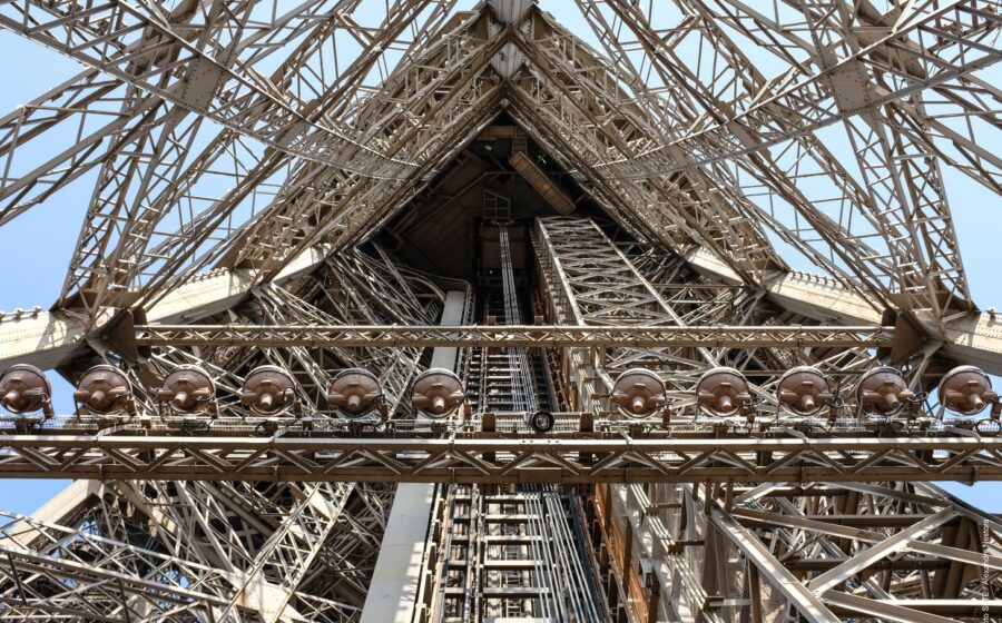 Torre Eiffel em Paris com destaque para gestão e greve histórica de setembro de 2024