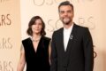 Broche ByaYala no pescoço de Alice Carvalho no tapete vermelho do Oscar 2026