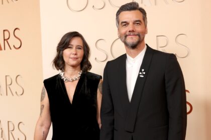 Broche ByaYala no pescoço de Alice Carvalho no tapete vermelho do Oscar 2026