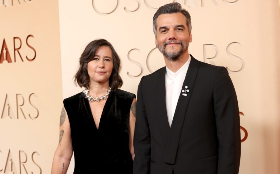 Broche ByaYala no pescoço de Alice Carvalho no tapete vermelho do Oscar 2026