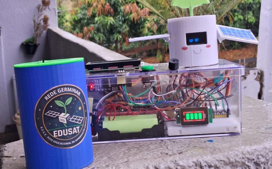 Dois garotos de 14 anos seguram satélite caseiro vencedor da OBSAT, construído por R$ 299