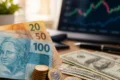 Gráfico mostra dólar a R$ 5,44 e Ibovespa em queda de 18,12% na pior semana desde 2008