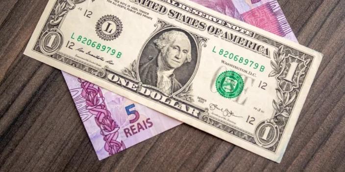 Gráfico mostra dólar em alta a R$ 5,01 e Ibovespa em queda de 0,80% com cenário eleitoral incerto