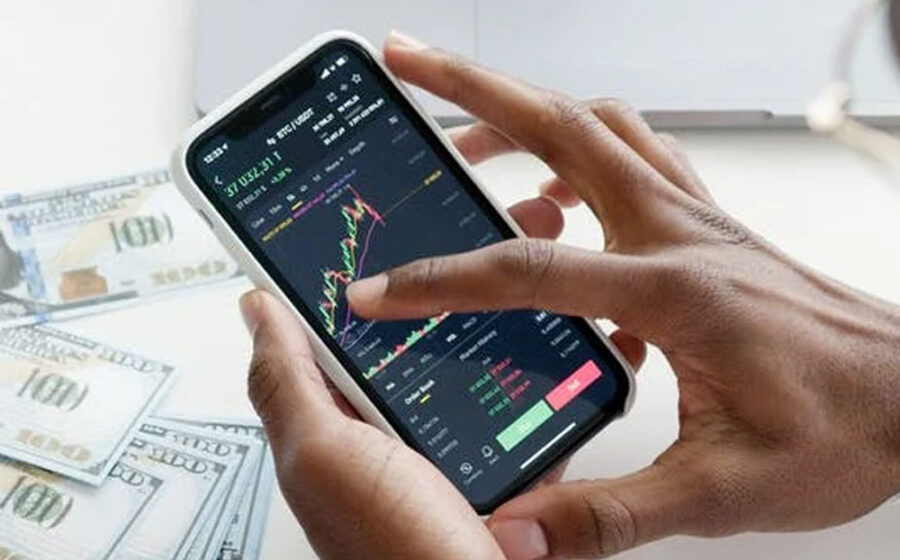 Gráfico financeiro mostra dólar a R$ 5,36 com indicadores de alta e tensão fiscal