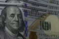 Gráfico financeiro mostra dólar subindo para R$ 5,43 e Ibovespa caindo abaixo de 170 mil pontos