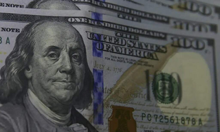 Gráfico financeiro mostra dólar subindo para R$ 5,43 e Ibovespa caindo abaixo de 170 mil pontos