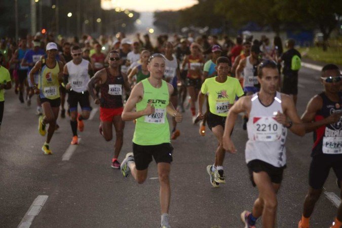 Corredores largando na Corrida Abrace 40 Anos no Eixo Rodoviário Sul de Brasília