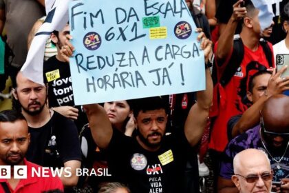 Empresário Altair Vilar em escritório com funcionários da Cartão de Todos, anúncio fim escala 6x1