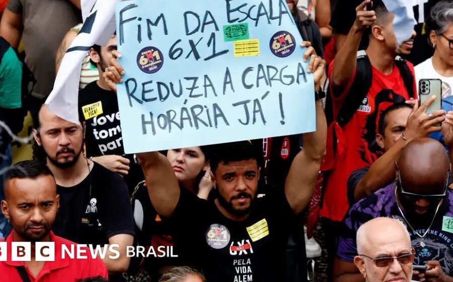 Empresário Altair Vilar em escritório com funcionários da Cartão de Todos, anúncio fim escala 6x1